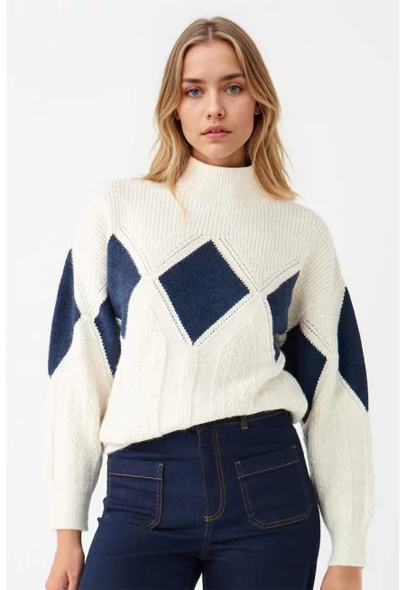 Пуловер с фигурален десен