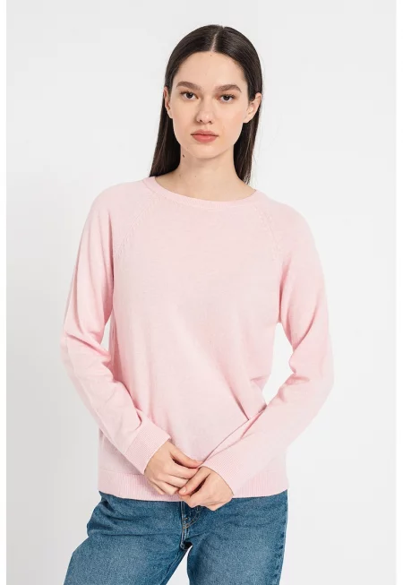 Пуловер с вълна с овално деколте