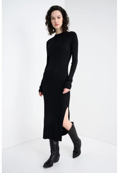 Рипсена миди рокля с цепка встрани и дълги ръкави