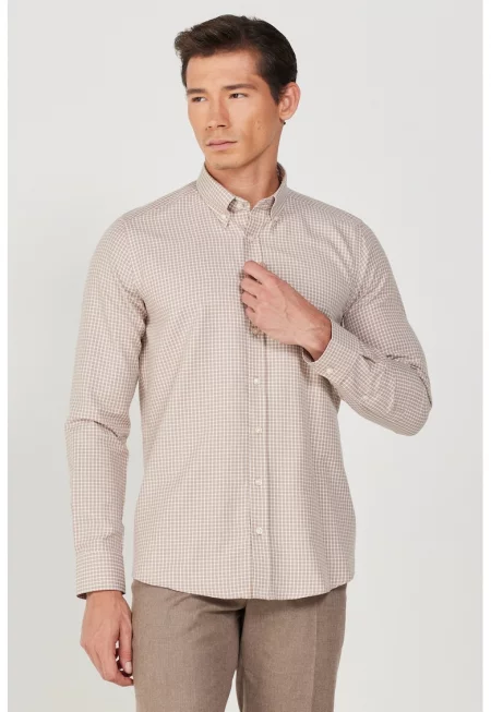 Риза на каре с копчета на яката