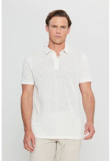 Тениска с яка и цепка с копчета