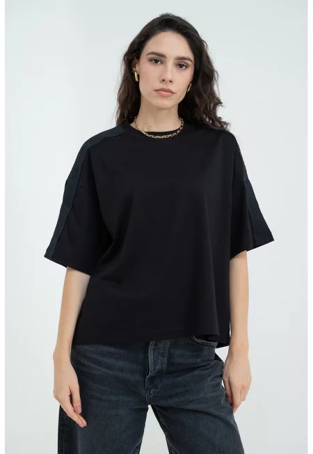 Уголемена тениска с овално деколте - Черен