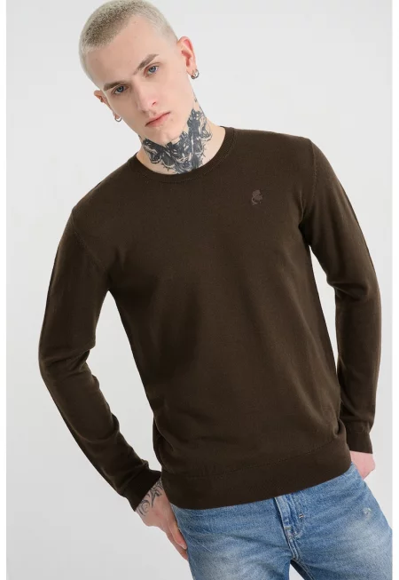 Вълнен пуловер с овално деколте