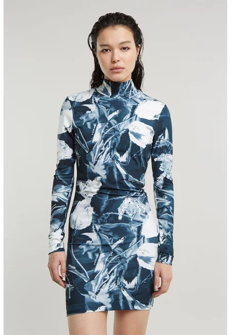 Вталена къса рокля тип поло - Бял/Петролно синьо