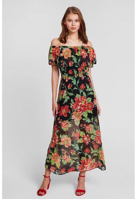 Дълга рокля с голи рамене и ефирен подгъв