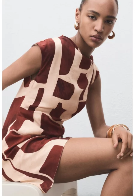 Къса рокля с фигурална шарка