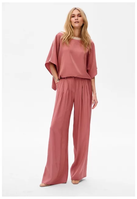 Панталони с плисета и свободна кройка