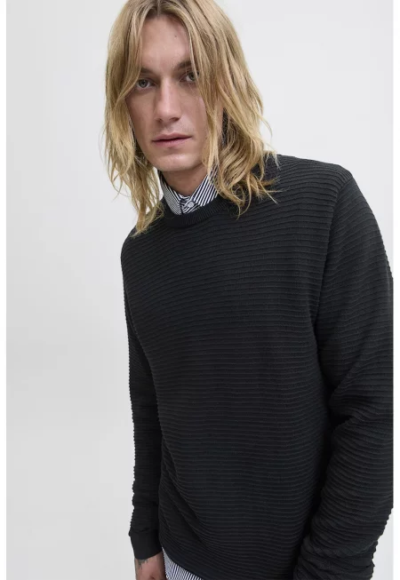 Пуловер с овално деколте