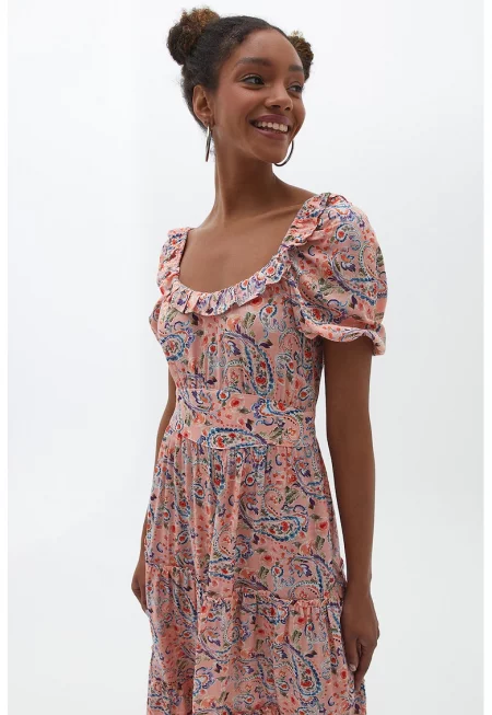 Рокля с овално деколте с принт и набирания - Прашно розово