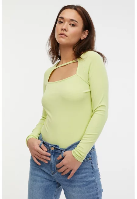 Блуза с отвор