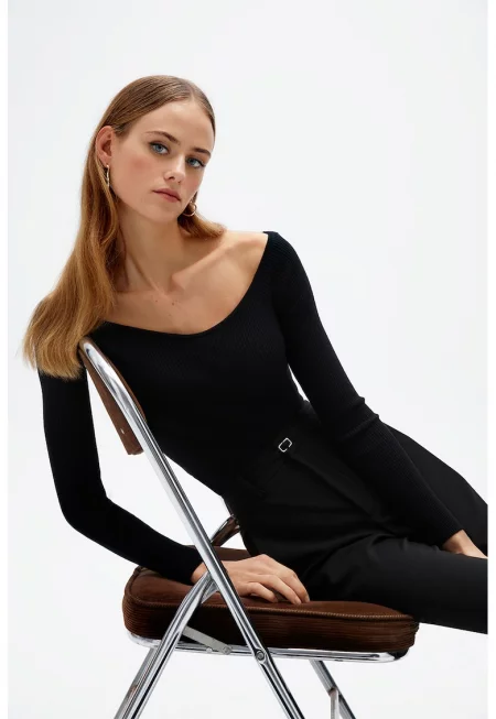 Къс пуловер с овално деколте