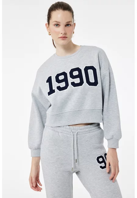 Къс суитшърт с контрастна апликация