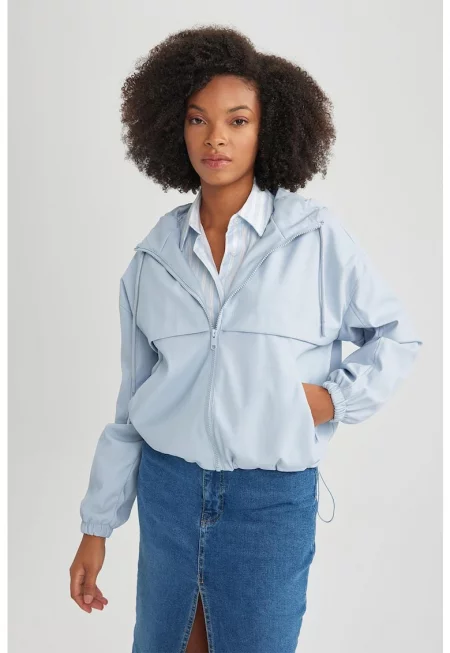 Олекотено яке с регулираща се талия