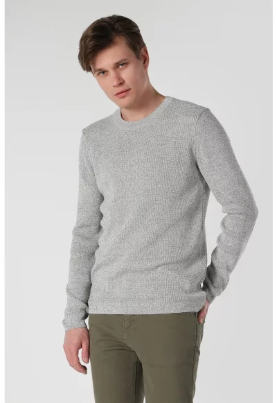 Пуловер с овално деколте