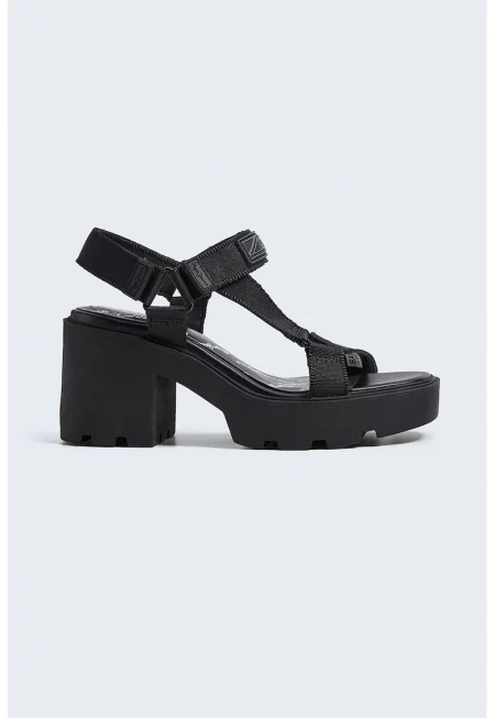 Сандали с велкро и масивен ток