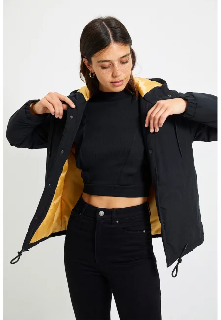 Зимно яке с качулка и връзка на подгъва