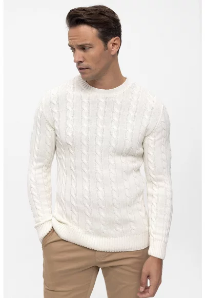 Пуловер с овално деколте и плетка осморка