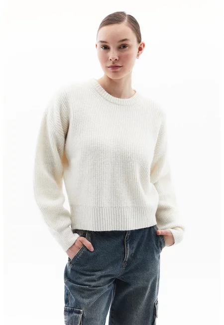 Пуловер с овално деколте