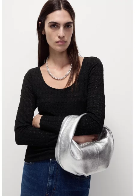 Релефна блуза с овално деколте