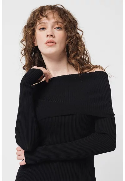 Рипсен пуловер с голо рамо