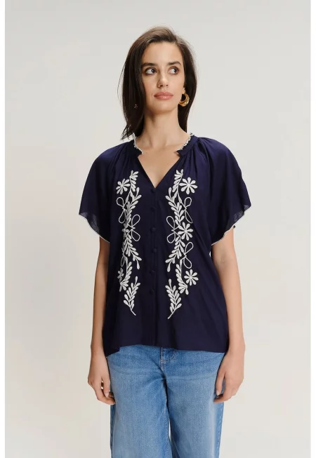 Блуза с копчета и флорална бродерия