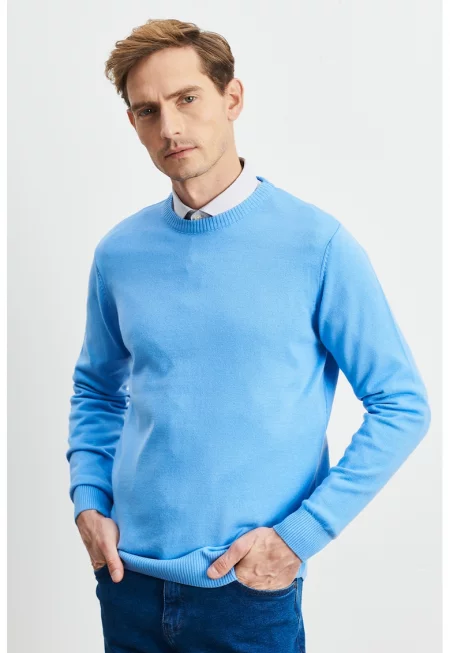 Фино плетен пуловер с овално деколте