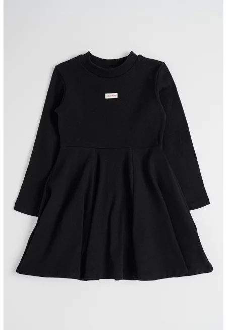 Плисирана рокля с овално деколте