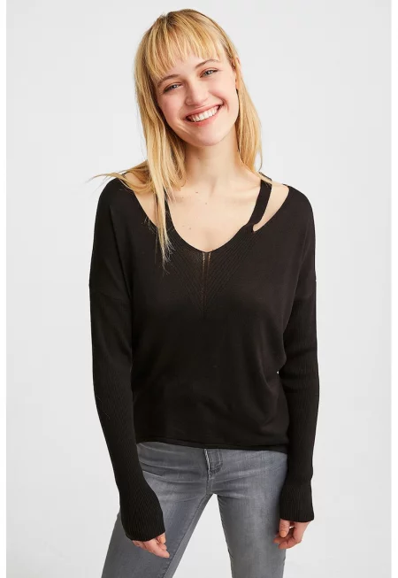 Пуловер с овално деколте и декоративни отвори