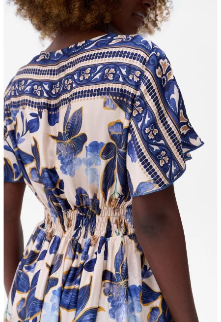 Разкроена рокля с V-образно деколте