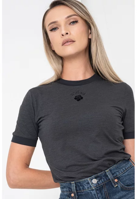 Слим тениска с овално деколте