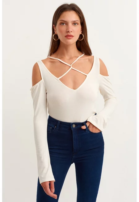 Блуза с отвори на раменете и кръстосани фронтални презрамки