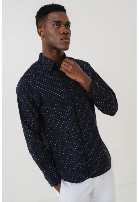 Десенирана риза с остра яка