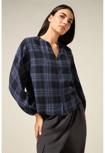 Карирана риза с овално деколте