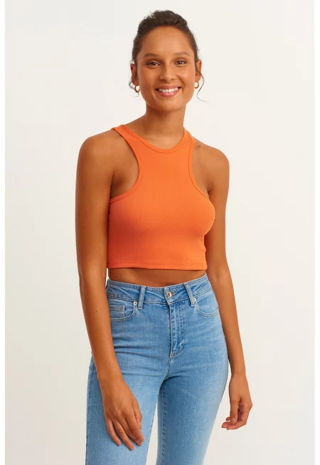 Къс топ с изчистен десен