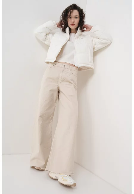 Късо бухнало яке с яка