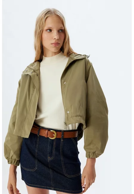 Късо уголемено яке с качулка