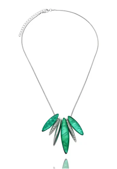 Колие с посребрено покритие със зелен камък