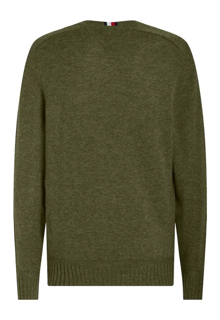 Пуловер от вълна с овално деколте