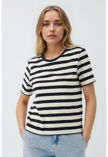 Раирана тениска с овално деколте