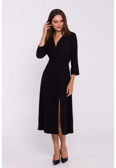 Рокля с дълбоко деколте и ниска цепка