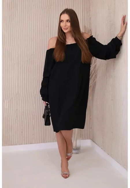 Рокля с деколте на раменете -