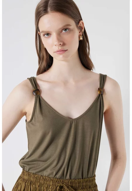 Свободен топ с овално деколте