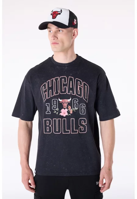 Тениска с овално деколте и шарка Chicago Bulls