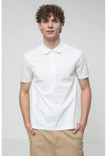 Тениска с яка и цепка с копчета - Бял