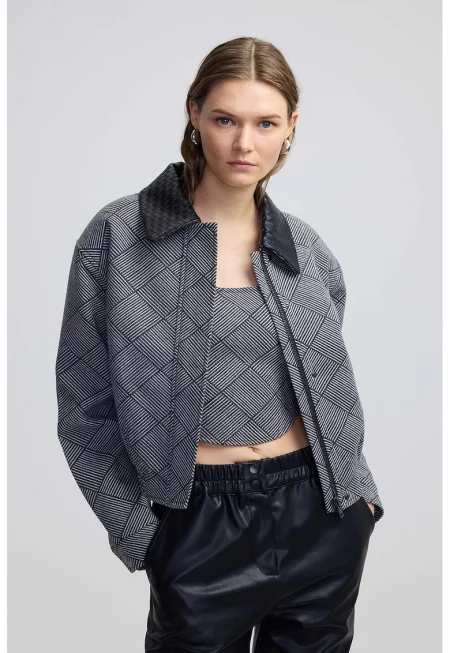 Уголемено яке с каре и джобове