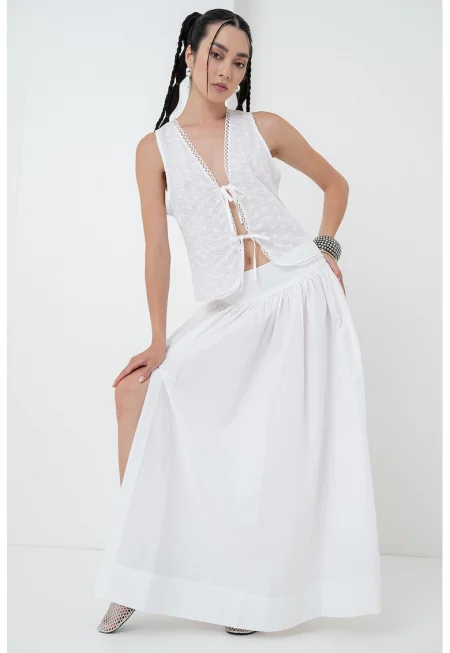 Блуза без ръкави с бродерия