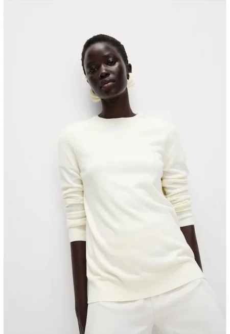 Фино плетен пуловер с овално деколте