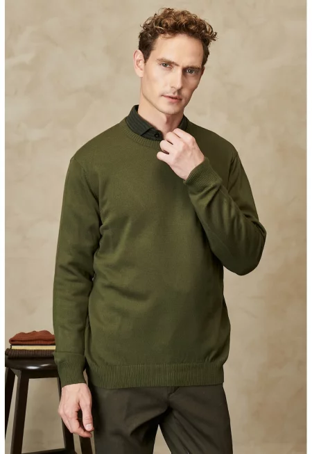 Фино плетен пуловер с овално деколте