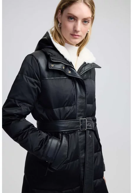 Капитонирано яке с качулка