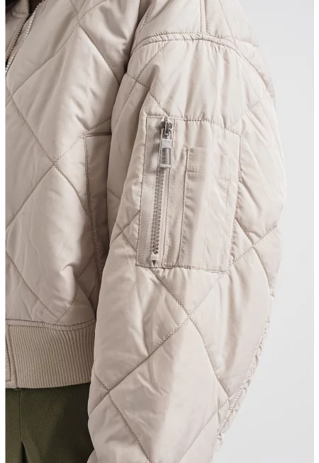 Късо капитонирано бомбър яке